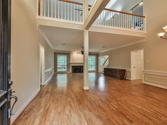 4th image of 103 S Hall Dr