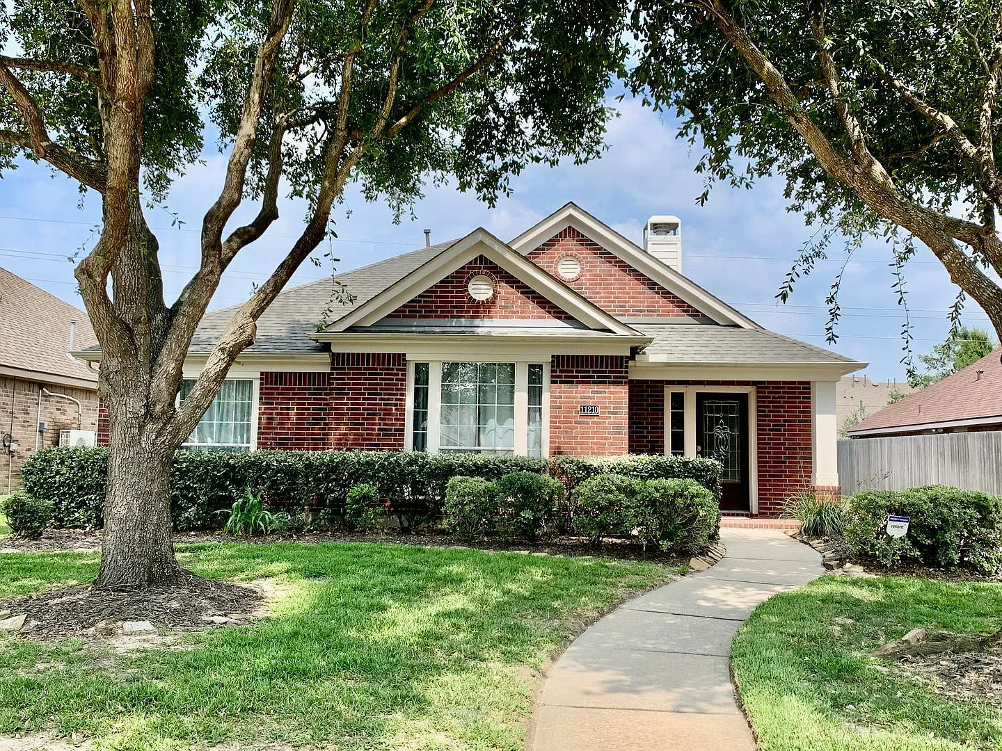 3 bed, 2.0 bath, 2185 sqft, $2,300 — Photo 1