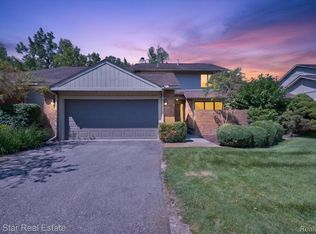 5610 Hillcrest Cir W #19, West Bloomfield, MI 48322