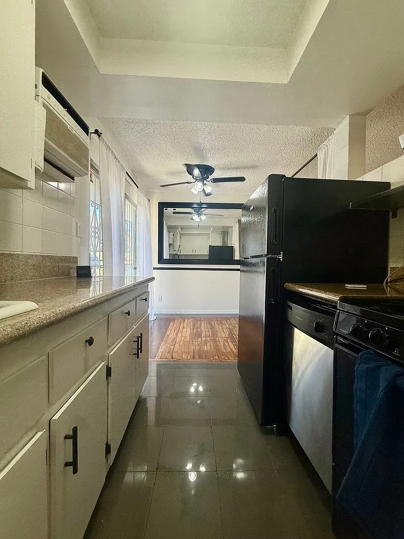 439 South Hobart Apartments — Photo 4
