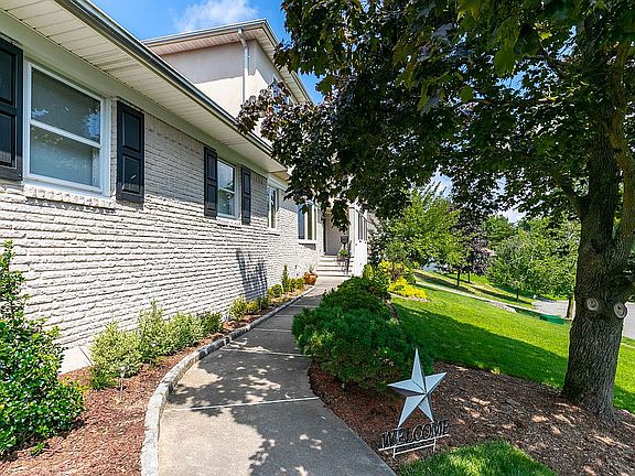 4th image of 90 Fairway Ave