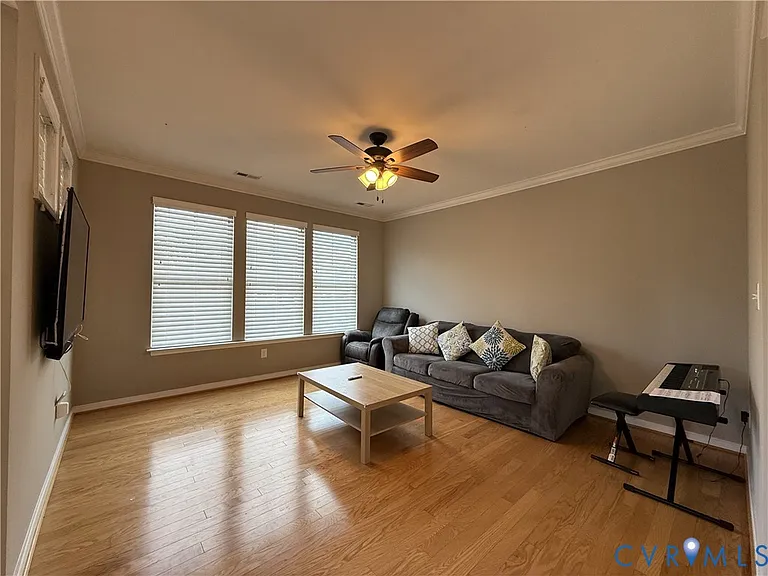 8049 Ellendale Dr — Photo 7