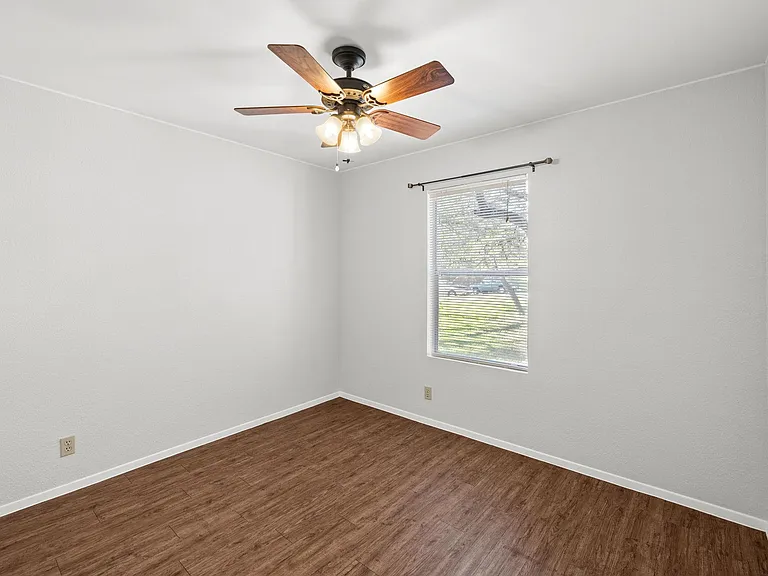 9807 Hundred Oaks Cir #B — Photo 20