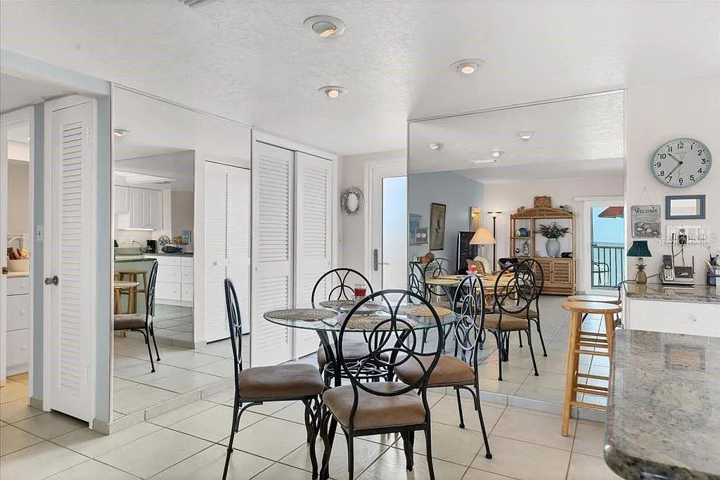 2 bed, 2.0 bath, 1043 sqft, $8,340 — Photo 4
