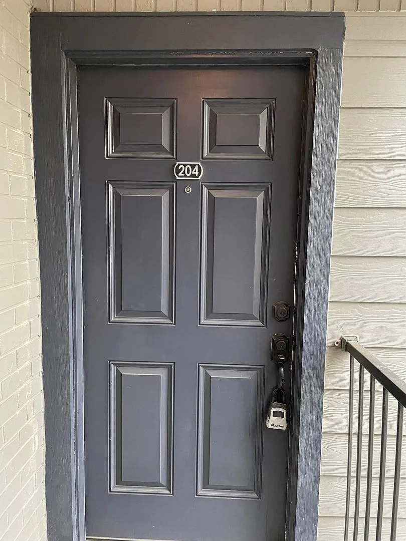 Wonderful 2/1 Condo - ** Move in Special $500 off your first months rent** Available Now ! — Photo 2