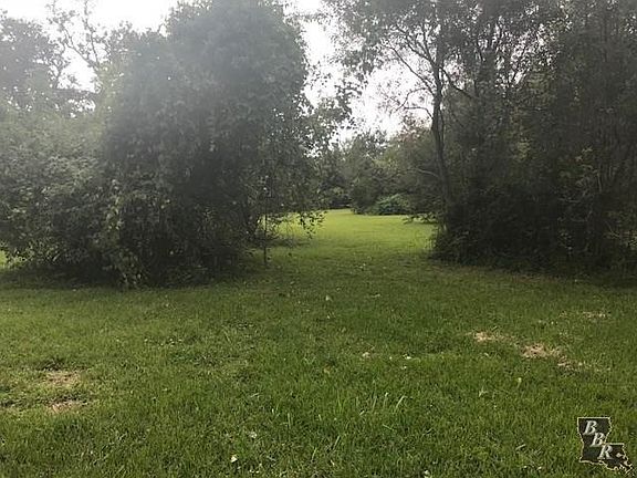 3rd image of 913 N Bayou Dr