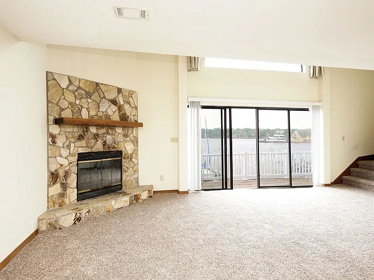 561 Bayshore Dr — Photo 16
