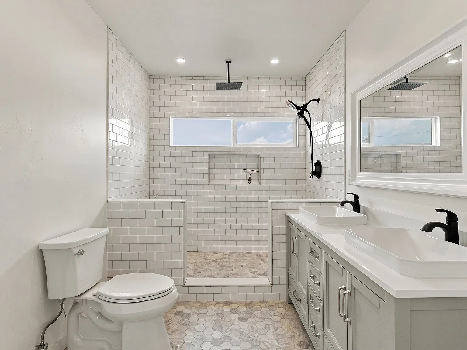 4 bed, 2.5 bath, 2450 sqft, $5,200 — Photo 4