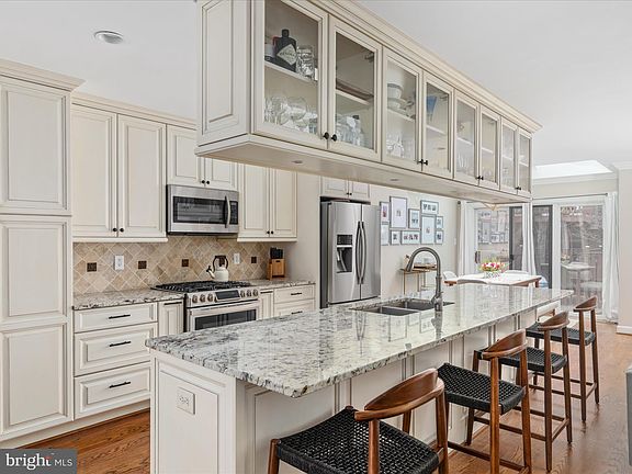 5th image of 6311 Chaucer Ln