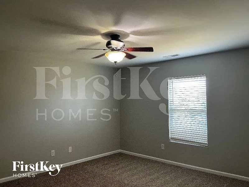 4 bed, 2.5 bath, 2740 sqft, $2,770 — Photo 3