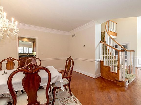 3rd image of 3235 Creston Cir