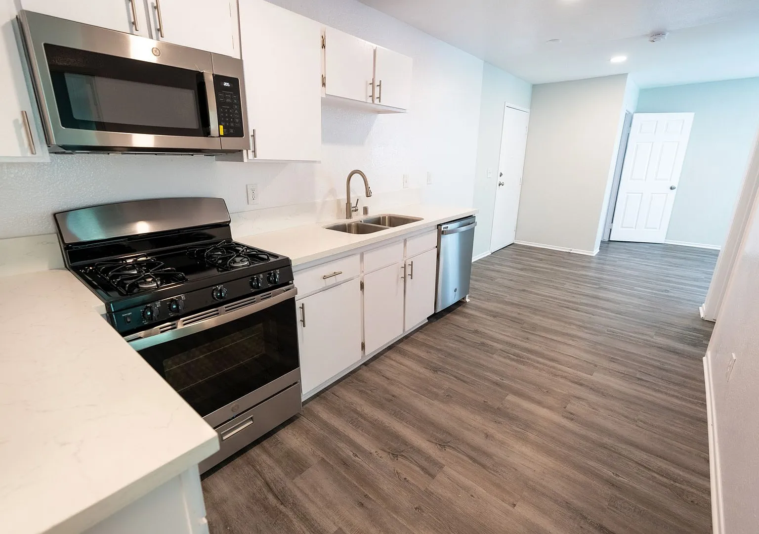 226 South Serrano — Photo 4