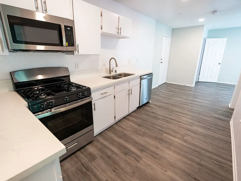 226 South Serrano — Photo 42