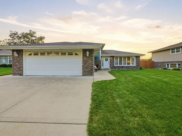 10548 S Tod Dr, Palos Hills, IL 60465
