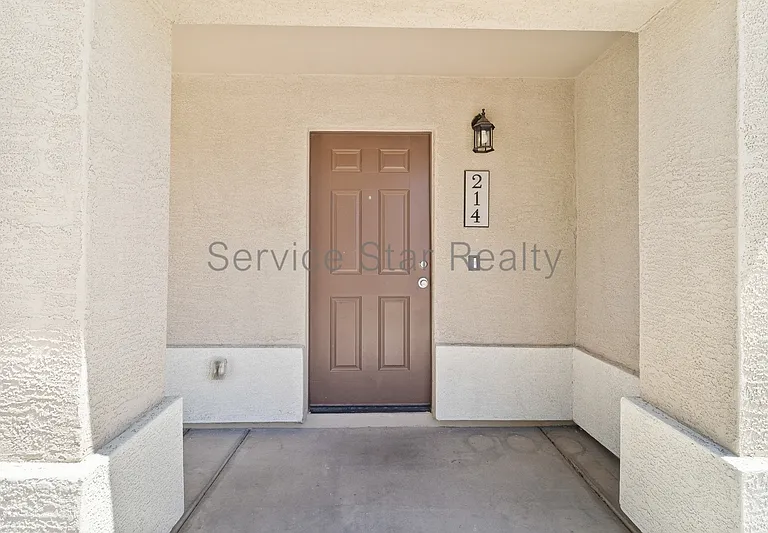 214 W Watson Ct — Photo 4
