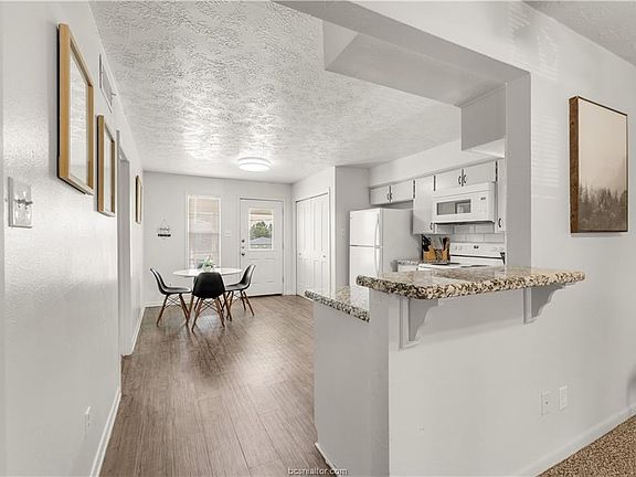 5th image of 708 Wellesley Ct #B