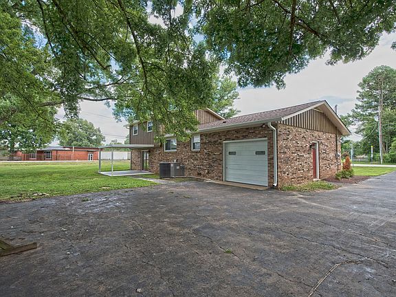 3rd image of 102 Steve Roberts Dr