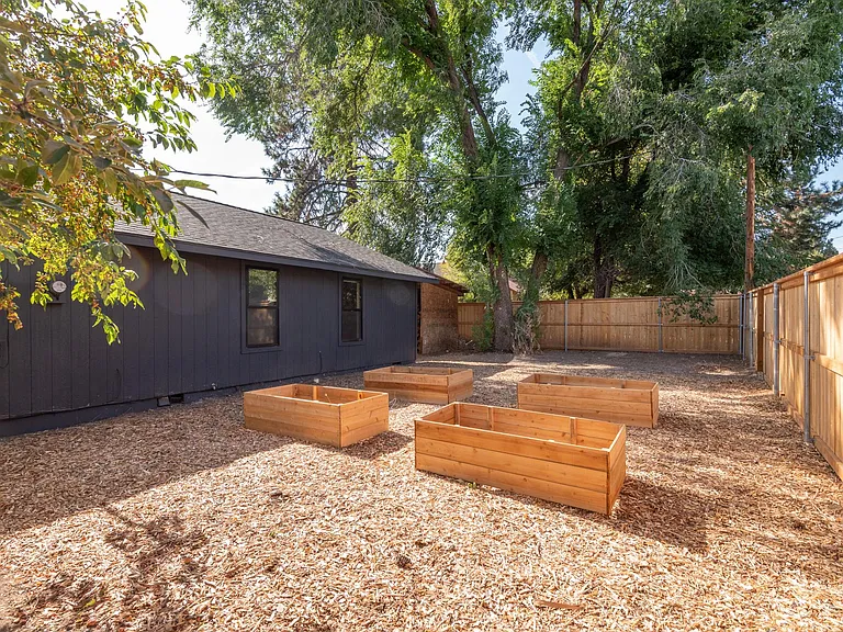 1433 NW 10th St — Photo 25