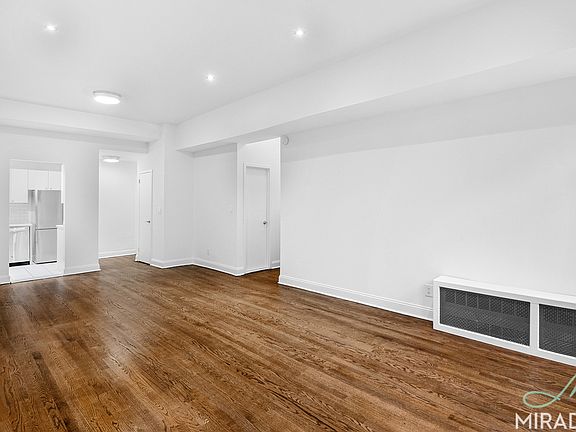 4th image of 10 E 13th St APT 4D