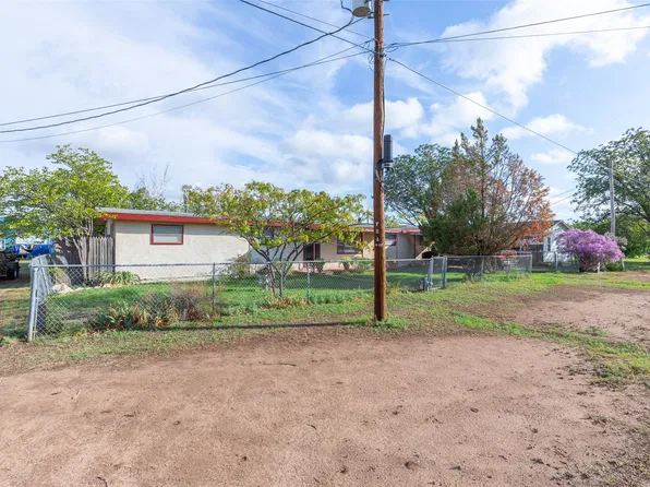 245 Concho St, Tye, TX 79563