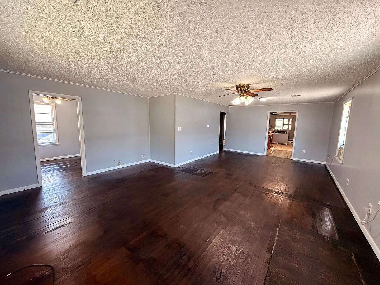 3 Bedroom and 2 Bathroom Home in Shawnee for rent! — Photo 2