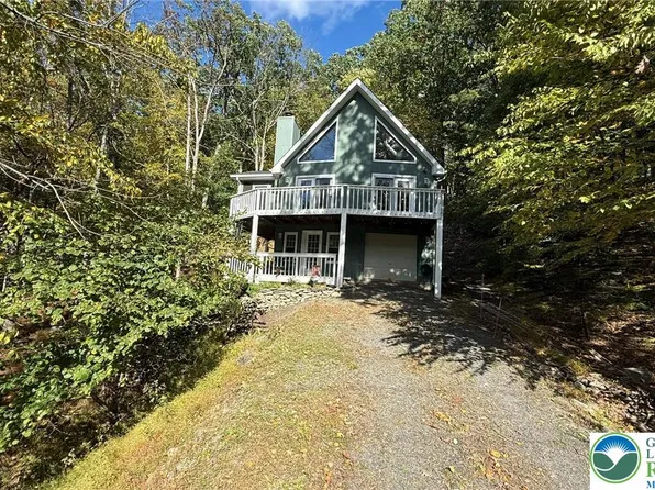300 Brentwood Dr, Bushkill, PA 18324