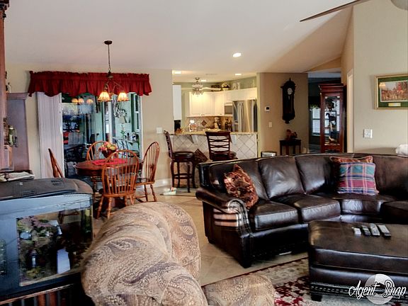 Family room/Breakfast nook