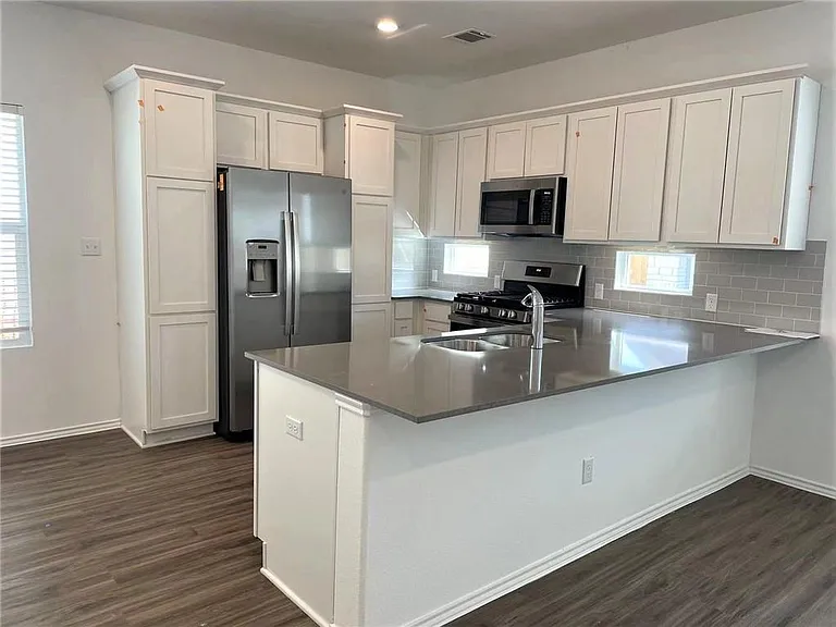 1424 Linwood St — Photo 3