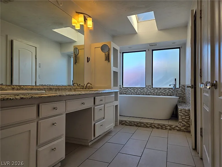 5945 N El Capitan Way — Photo 25