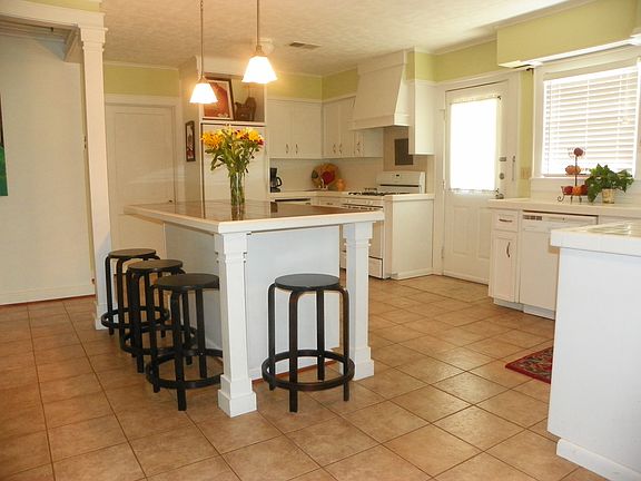 Spacious Kitchen w/Island