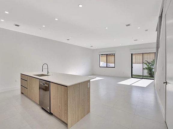 4th image of 4208 NE 7th Ter