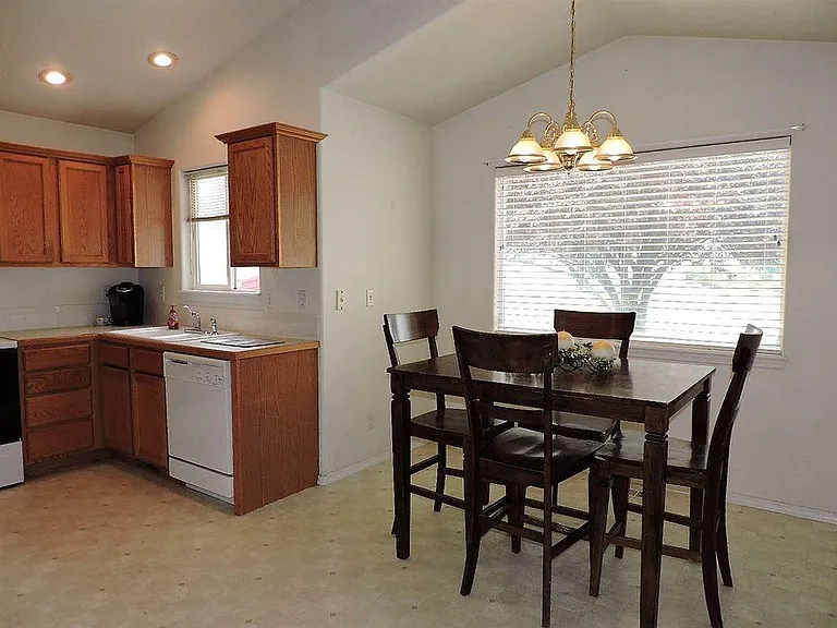 624 Alturas St — Photo 5