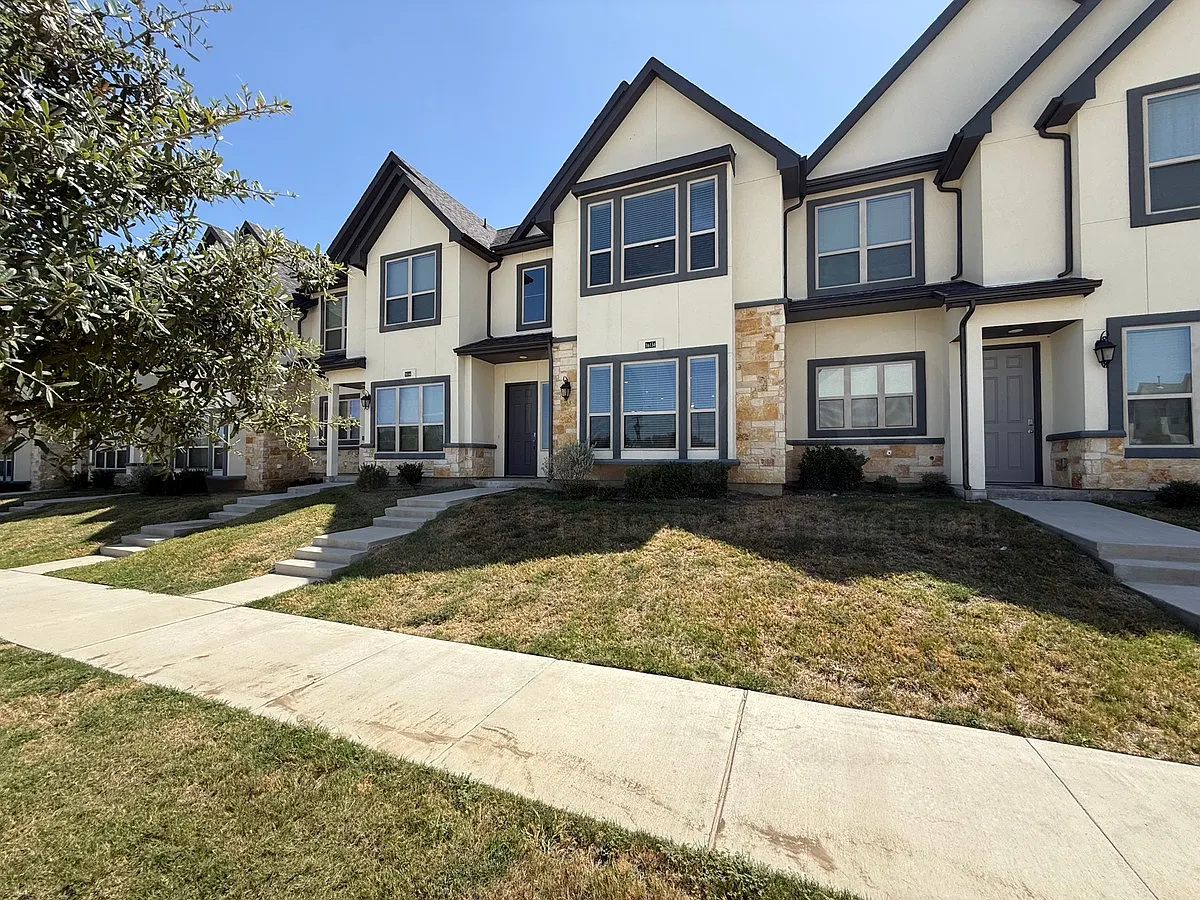 4 bed, 2.5 bath, 2159 sqft, $2,449 — Photo 3