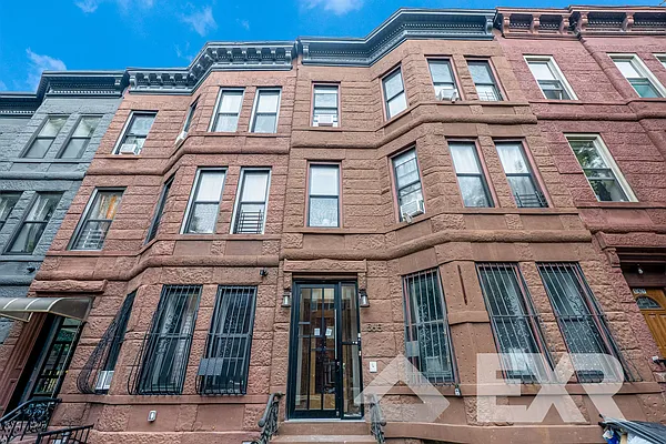 Rented by EXR | media 10