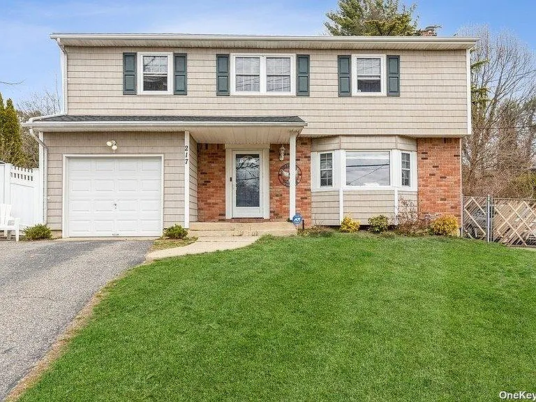 217 Bellerose Ave — Photo 1