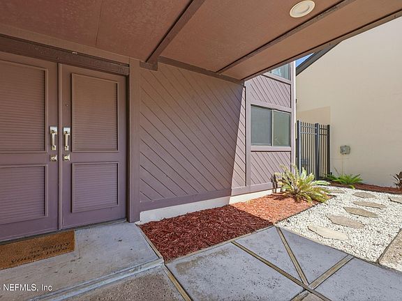 3rd image of 9213 INVERRARY Court