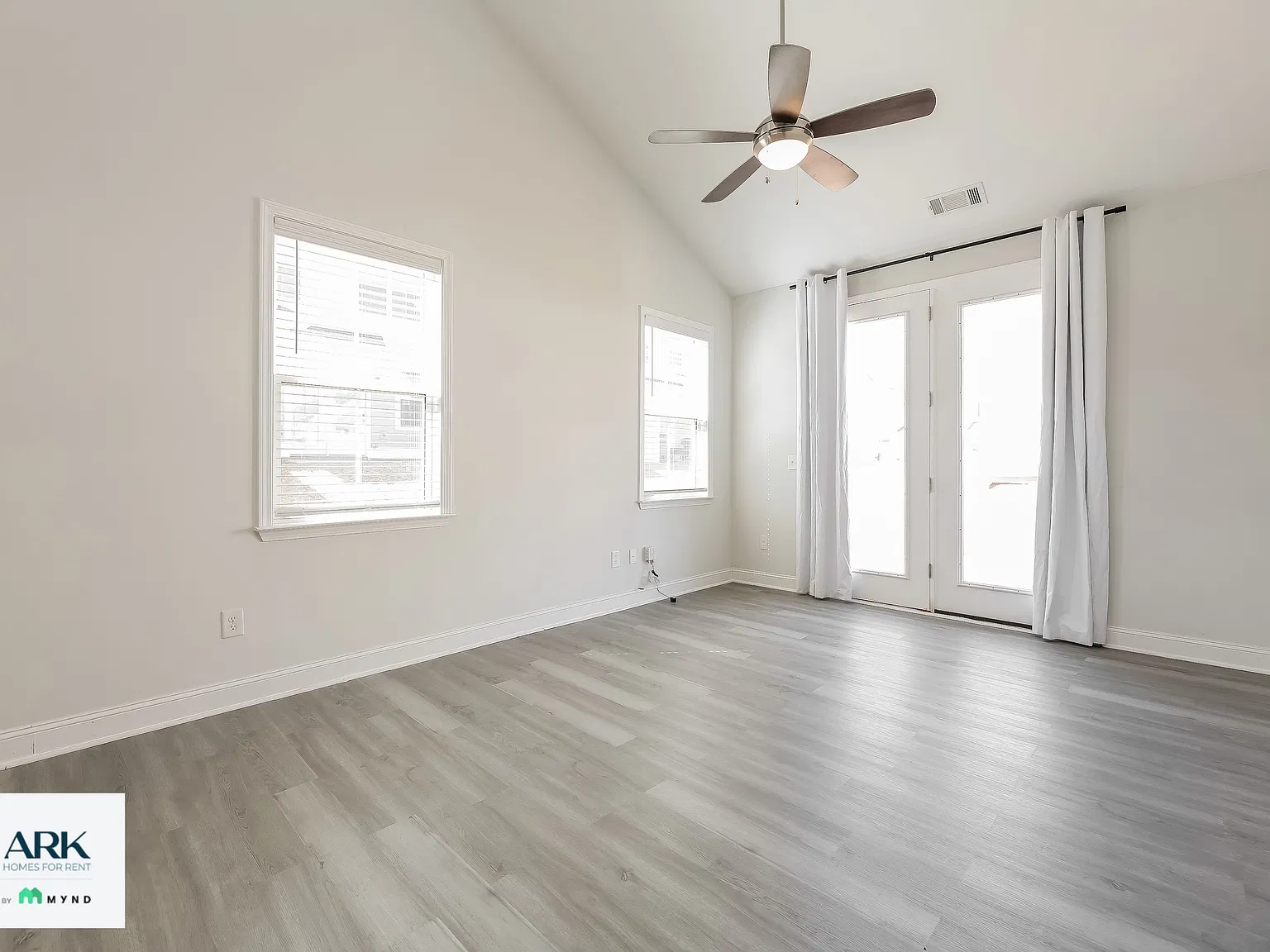 3 bed, 2.5 bath, 1693 sqft, $2,035 — Photo 3
