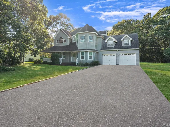 51 Gaetano Lane N, Coram, NY 11727