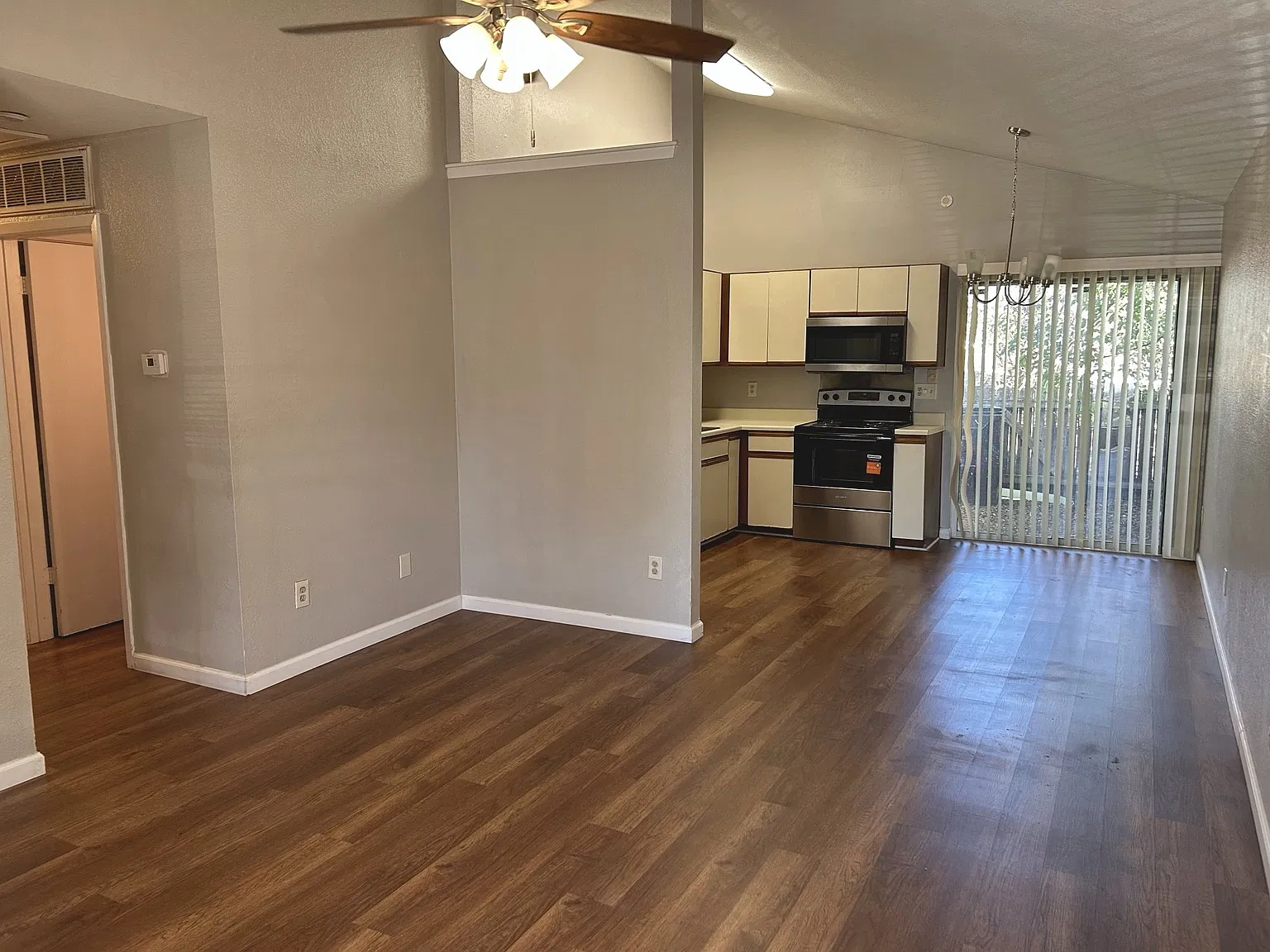 3 bed, 967 sqft, $1,695 — Photo 2