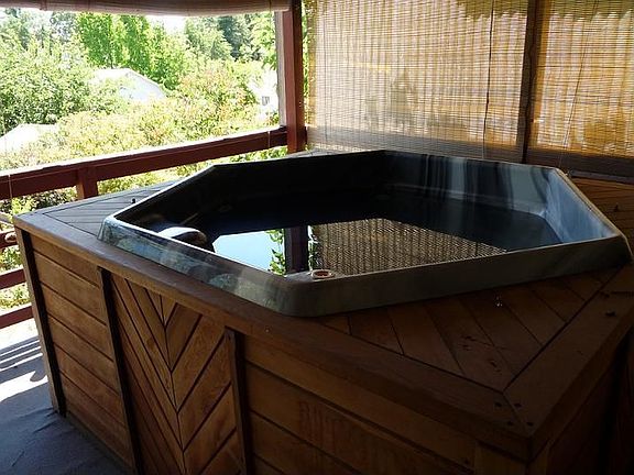 Your own day spa or night spa for that matter, lake view TOO!