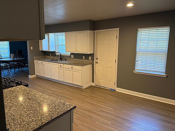 4th image of 834 Nash St