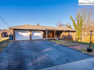 620 Diamondhead Dr NE, Lenoir, NC 28645