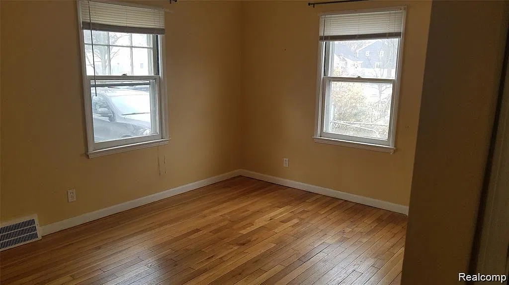 2 bed, 1.0 bath, 857 sqft, $1,200 — Photo 2