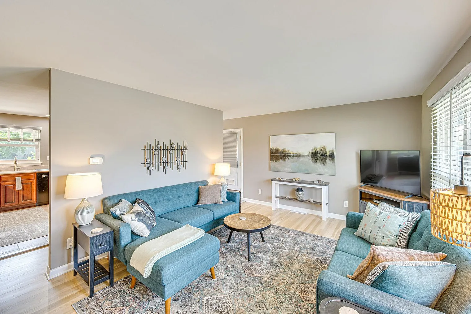2 bed, 1.0 bath, 1054 sqft, $4,741 — Photo 2