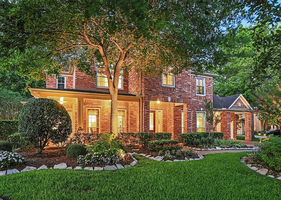 Welcome to 9115 Stones Throw Lane situated on a prime golf course lot in Sienna!