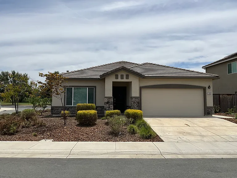 1020 Baywood Greens Dr — Photo 1