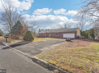 16 Overlook Dr, Ivyland, PA 18974