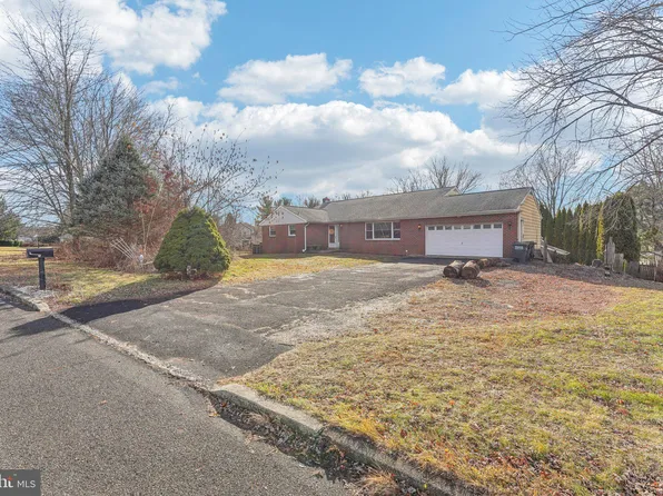 16 Overlook Dr, Ivyland, PA 18974