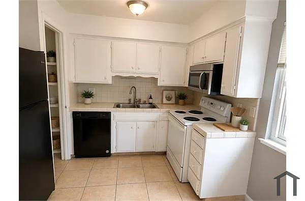 Building Photo - 1620 E Yale Ave #202
