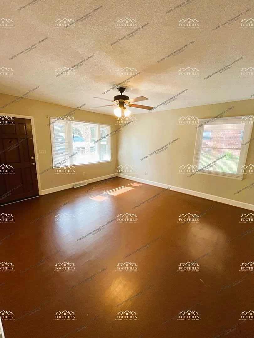 3 bed, 1.0 bath, 1060 sqft, $1,250 — Photo 2